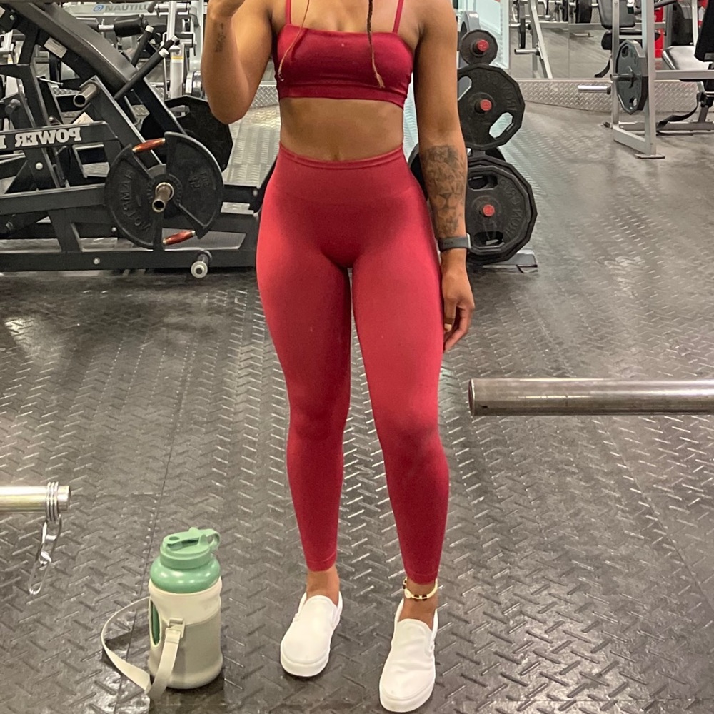 Buttery material 
Stunning color
outgrown 
Snug fit 
Compressive waistband
